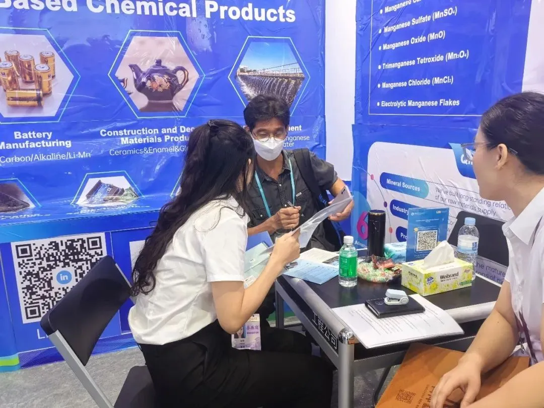 تعرض شركة QingChong مجموعة كاملة من المواد الكيميائية المنغنيزية في معرض كانتون